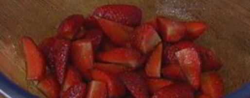 Шаг 2: безе с клубникой