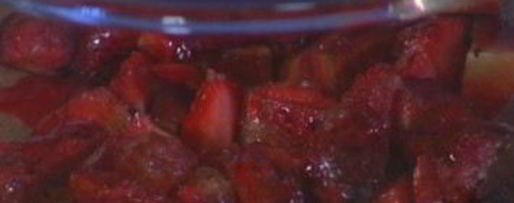 Шаг 3: безе с клубникой