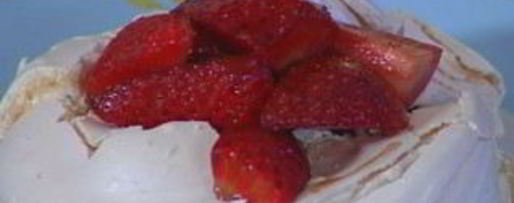 Шаг 8: безе с клубникой