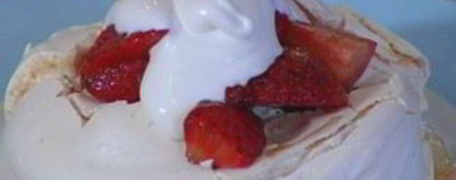 Шаг 9: безе с клубникой