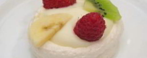 Шаг 10: безе с кремом и фруктами