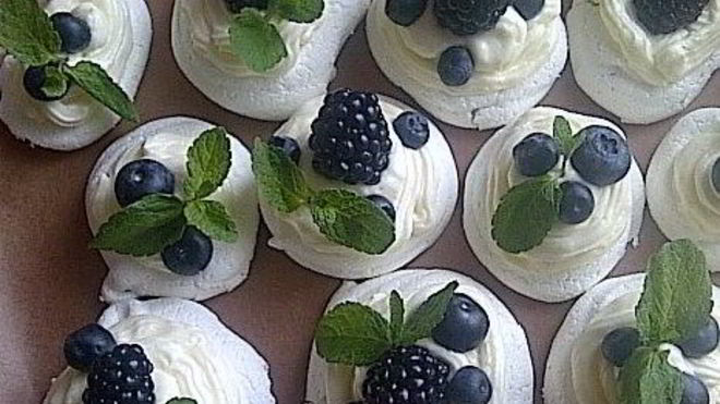 Рецепт Безе с сырным кремом и ягодами