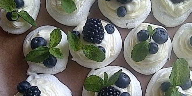 Рецепт безе с сырным кремом и ягодами