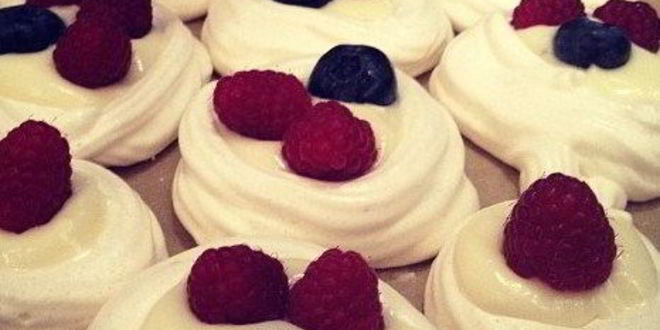 Рецепт безе с сырным кремом и ягодами