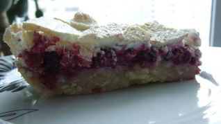 Рецепт Брусничного пая под хрустящим облаком из безе