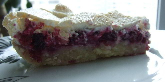 Рецепт брусничного пая под хрустящим облаком из безе