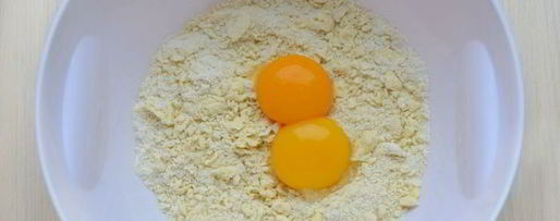 Шаг 1: галеты с безе и ягодами