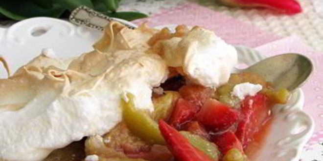 Рецепт клубники с ревенем и короной из безе