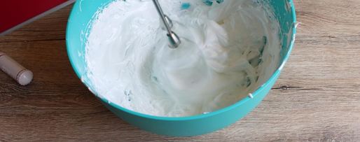 Шаг 5: крема мокрое безе для украшения