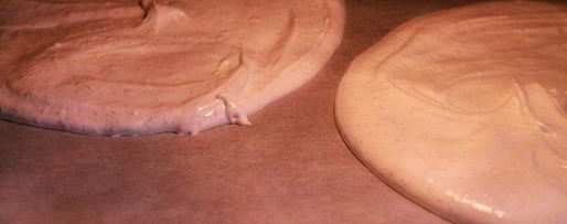 Шаг 2: орехового торта-безе с малиновым кремом