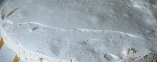 Шаг 3: торта-безе с брусничным курдом