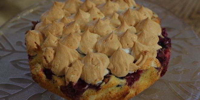 Рецепт ванильного коржа с ягодами и безе