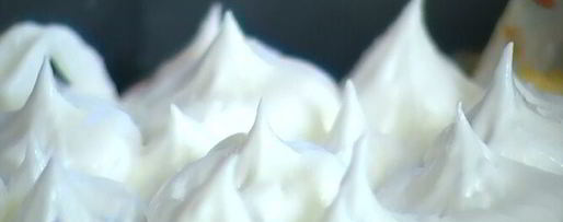 Шаг 11: ванильного коржа с ягодами и безе