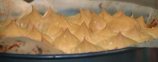 Шаг 12: ванильного коржа с ягодами и безе