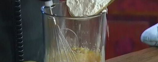 Шаг 5: ванильного коржа с ягодами и безе