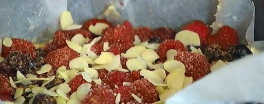 Шаг 7: ванильного коржа с ягодами и безе