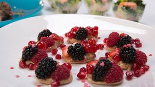 Рецепт Десерта из меда с фундуком