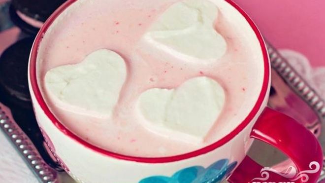 Рецепт Горячего белого шоколада с клубникой и сливочными сердечками