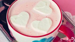 Рецепт Горячего белого шоколада с клубникой и сливочными сердечками