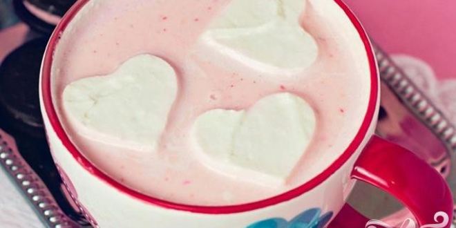 Рецепт горячего белого шоколада с клубникой и сливочными сердечками
