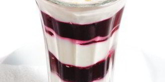 Рецепт йогурта с ягодным пюре, фисташками и кедровыми орешками