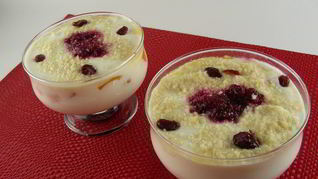 Рецепт Йогуртова-творожного десерт с клюквой, персиками и миндалем