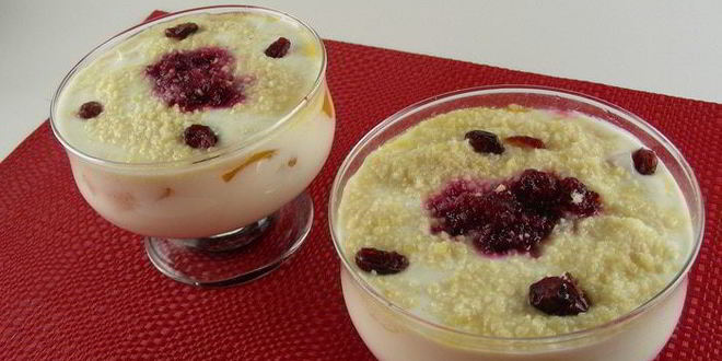 Рецепт йогуртова-творожного десерт с клюквой, персиками и миндалем