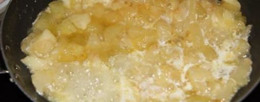 Шаг 1: чизкейка с халвой и карамельными яблочками