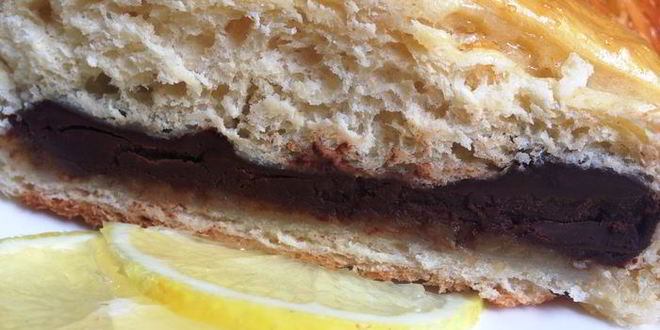 Рецепт косы с целой плиткой шоколада, халвой и бананом