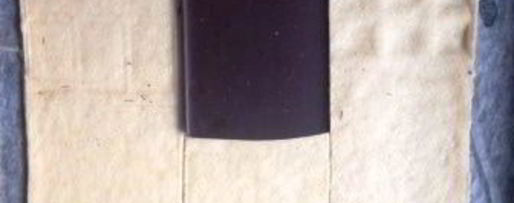 Шаг 3: косы с целой плиткой шоколада, халвой и бананом