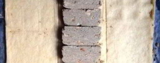 Шаг 4: косы с целой плиткой шоколада, халвой и бананом