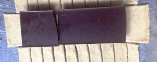 Шаг 6: косы с целой плиткой шоколада, халвой и бананом