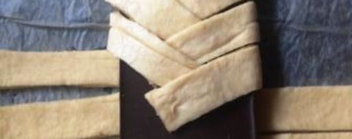 Шаг 7: косы с целой плиткой шоколада, халвой и бананом