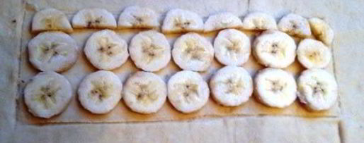 Шаг 8: косы с целой плиткой шоколада, халвой и бананом