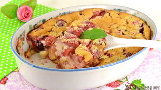 Рецепт Клафути с черешней и клубникой