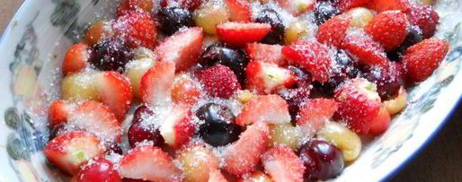 Шаг 1: клафути с черешней и клубникой