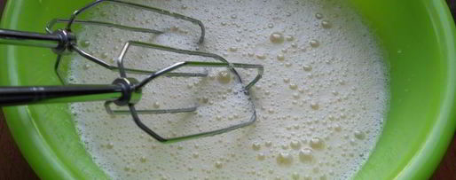 Шаг 2: клафути с черешней и клубникой