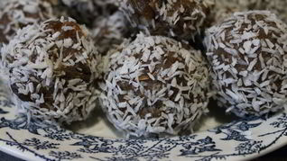 Рецепт Домашних конфет из овсяных хлопьев с орехами