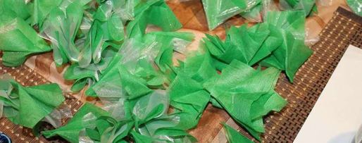 Шаг 22: елки из шампанского и конфет