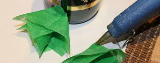 Шаг 24: елки из шампанского и конфет