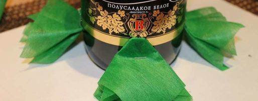 Шаг 26: елки из шампанского и конфет