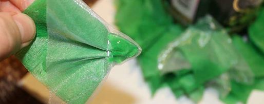 Шаг 29: елки из шампанского и конфет