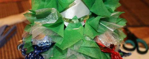 Шаг 34: елки из шампанского и конфет