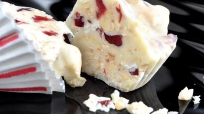 Рецепт Конфет из белого шоколада с кешью и вяленой клюквой