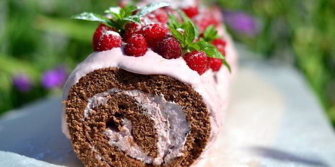 Рецепт бисквитного рулета с творожно-ягодным кремом