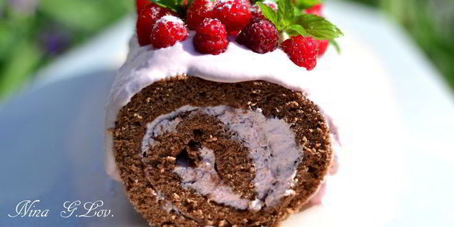 Рецепт бисквитного рулета с творожно-ягодным кремом