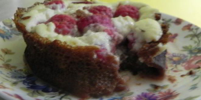 Рецепт блинных корзиночек с малиной и йогуртовым кремом