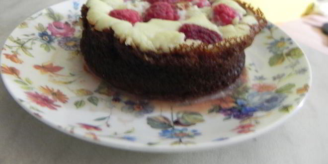 Рецепт блинных корзиночек с малиной и йогуртовым кремом