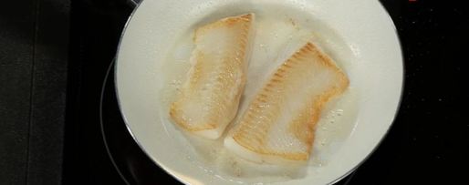 Шаг 5: филе камбалы со сливочным кремом и красным картофельным пюре