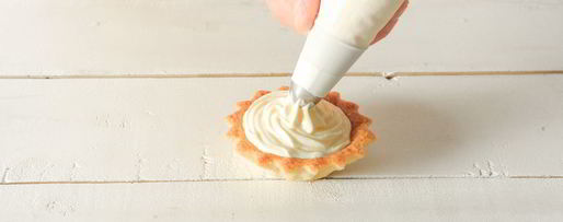 Шаг 3: корзиночек с кремом из маскарпоне и ягодами